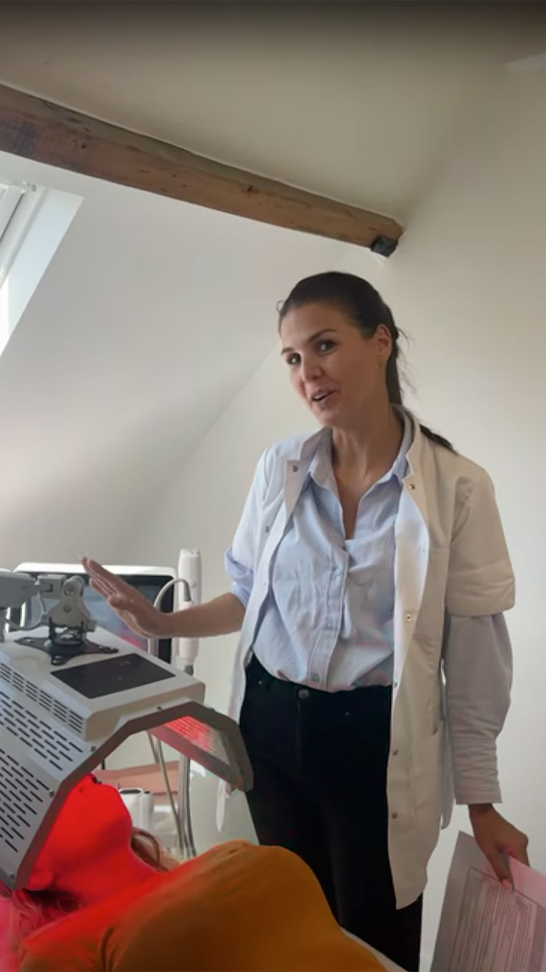 SarasinClinic_video_Red-Light-Na-Microneedling–Skincare-By-Karen