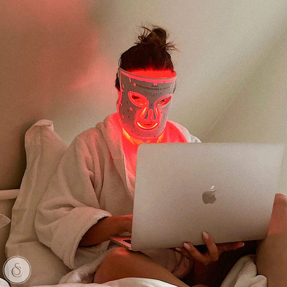 led masker vrouw laptop